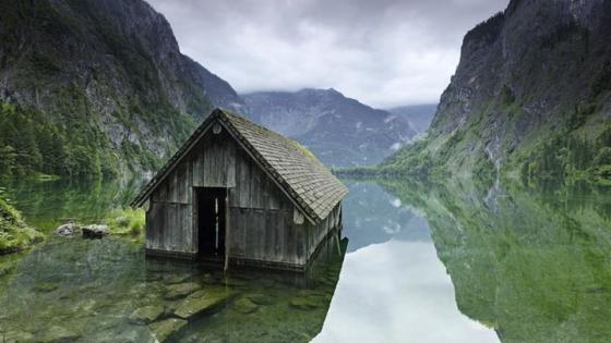 6-fishing-hut-on-a-lake-in-germany